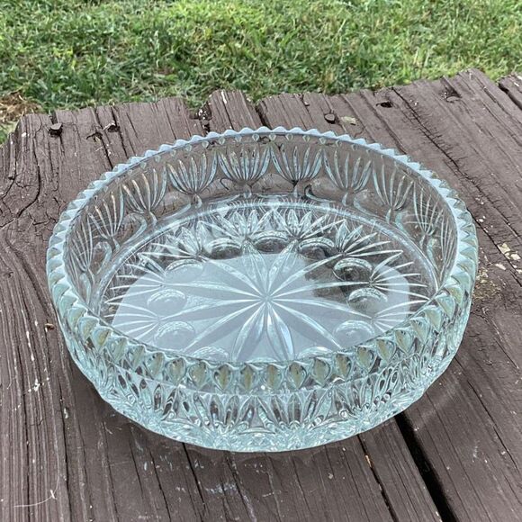 Vintage Heavy Pressed Glass Starburst Bowl 6.5" Scalloped Rim, 1lb 12oz - Picture 1 of 4